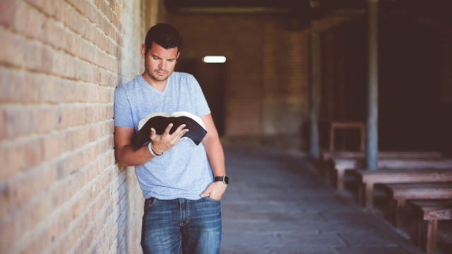 Leyendo un libro,estudiar la Biblia,estudios biblicos