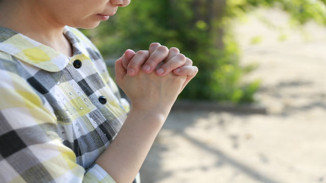 un cristiano está orando a Dios