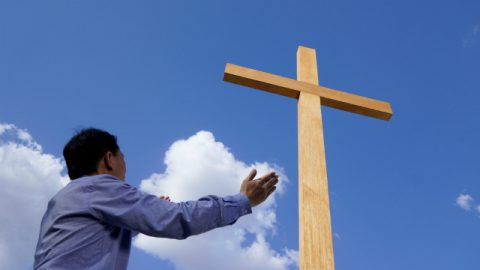 La Biblia dice claramente lo siguiente acerca del regreso del Señor: “Pero de aquel día y hora nadie sabe, ni siquiera los ángeles del cielo, ni el Hijo, sino solo el Padre” (Mateo 24:36). Nadie sabe cuándo vendrá el Señor, pero la Iglesia de Dios Todopoderoso da testimonio de que el Señor Jesús ya ha regresado. ¿Cómo lo sabéis?