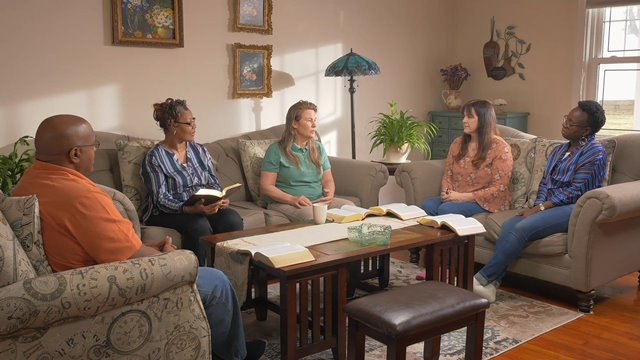 La promesa del Señor es que Él regresará para llevarnos al reino de los cielos y, sin embargo, vosotros dais testimonio de que el Señor ya se ha encarnado para realizar la obra del juicio en los últimos días. La Biblia profetiza claramente que el Señor descenderá sobre las nubes con poder y gran gloria. Esto difiere bastante de vuestro testimonio, en el que afirmáis que el Señor ya se ha encarnado y ha descendido en secreto entre los hombres.